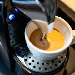 Nespresso-Maschine Deals des Tages: Eine Nespresso-Maschine macht einen Kaffee