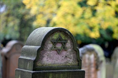 In Rinteln wurden zehn jüdische Grab- und Gedenksteine umgeworfen, in Obernkirchen wurde ein jüdischer Gedenkstein mit verfassun