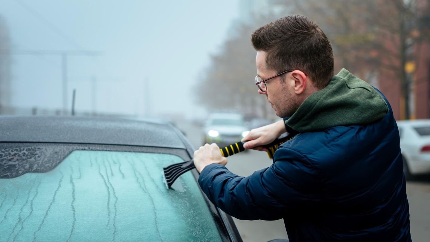Ice scraper for the car: So you always have a clear view in winter Ice scraper for the car: So you always have a clear view in winter