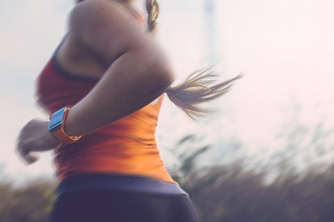 Geschlechterunterschied: Eine Frau joggt Geschlechterunterschied: Eine Frau joggt
