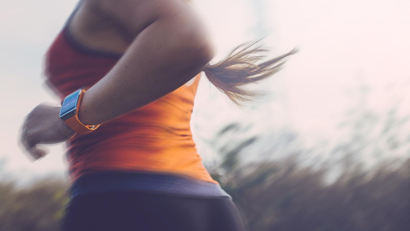 Geschlechterunterschied: Eine Frau joggt Geschlechterunterschied: Eine Frau joggt