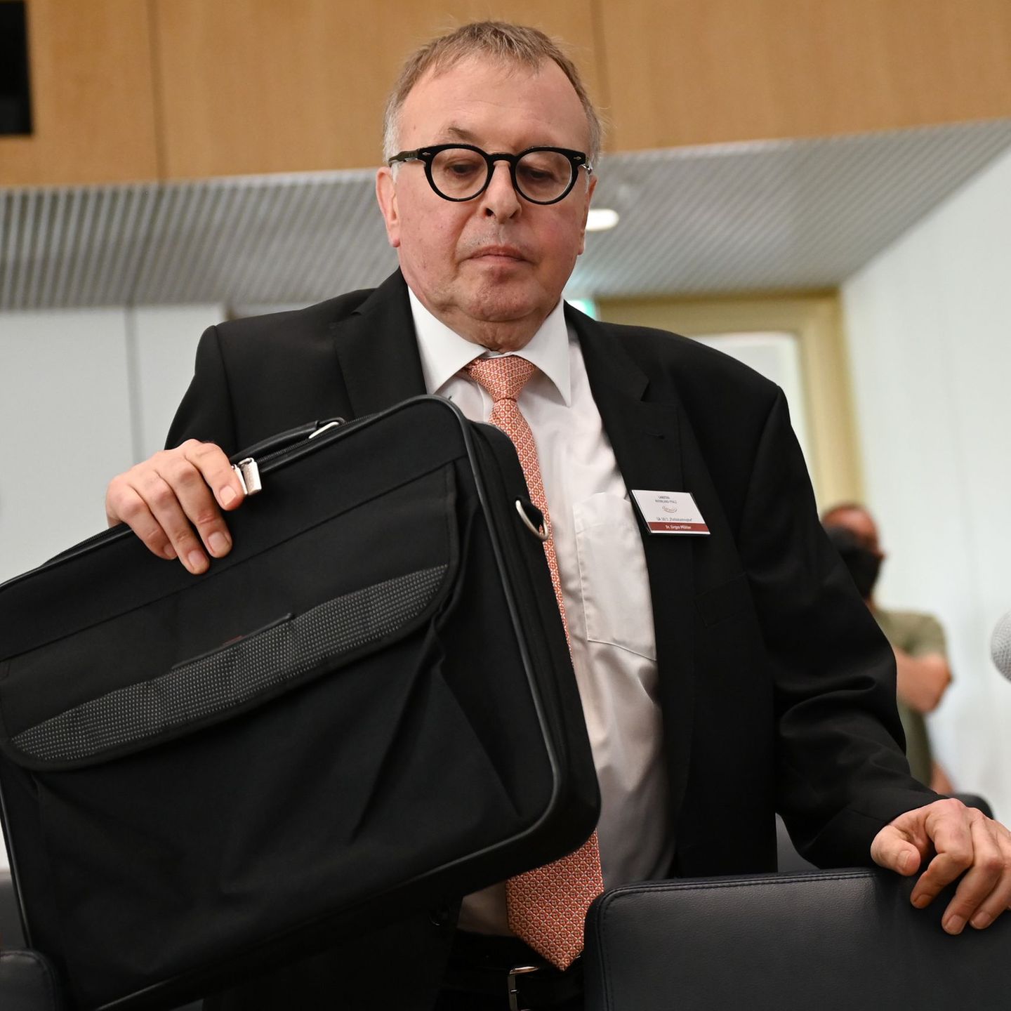 Pföhler war bei der Flutkatastrophe Landrat im Landkreis Ahrweiler. (Archivbild) Foto: Arne Dedert/dpa