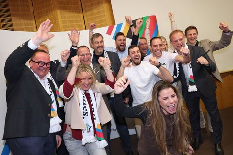 Jubel nach einem klaren Votum: Die Befürworter freuen sich über das Ja zur Münchner Olympia-Bewerbung. Foto: Karl-Josef Hildenbr