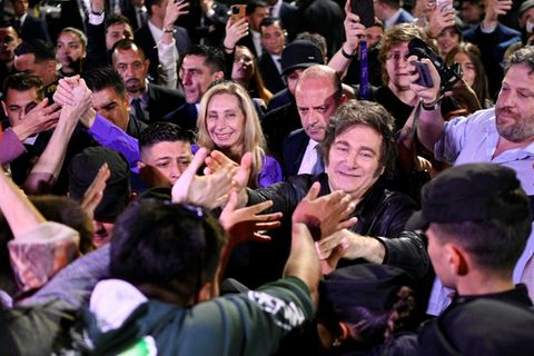 Anhänger feiern Milei bei der Wahlparty in Buenos Aires