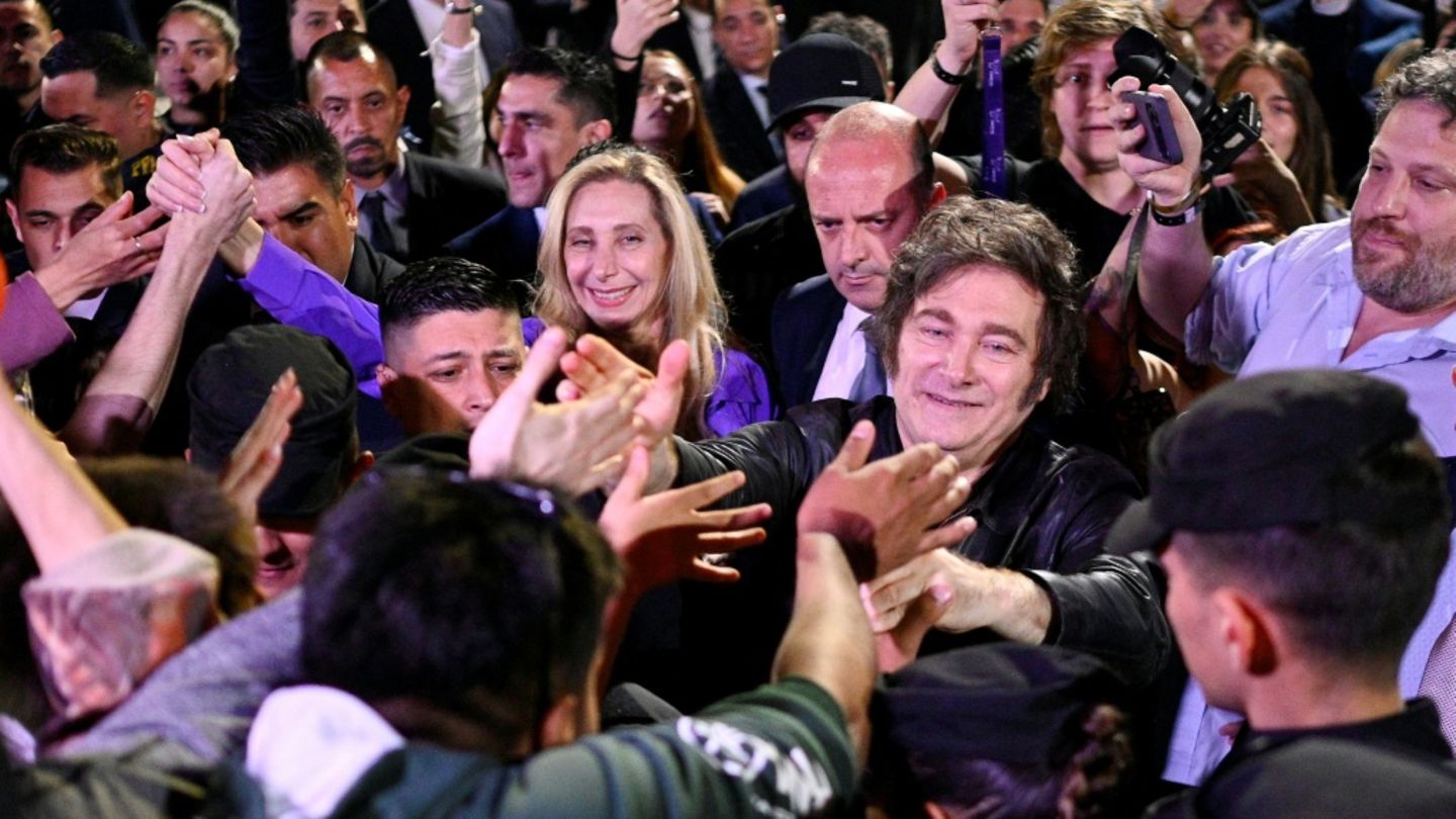 Anhänger feiern Milei bei der Wahlparty in Buenos Aires Anhänger feiern Milei bei der Wahlparty in Buenos Aires