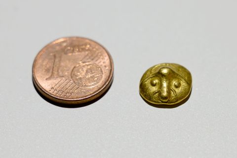Die gefundene Goldmünze ist kleiner als ein Centstück. Foto: Robert Michael/dpa
