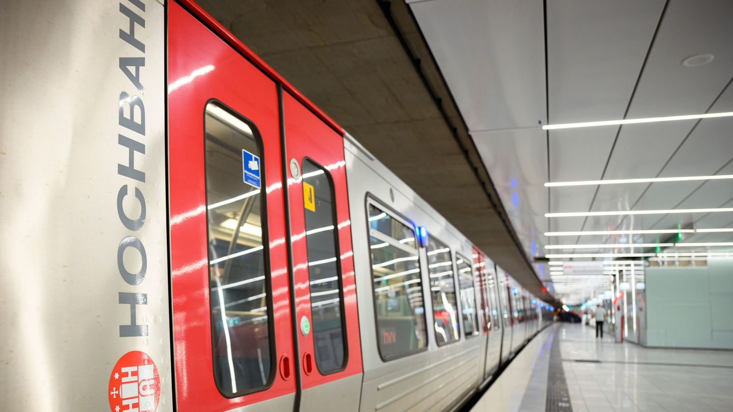Um auf die gestiegene Nachfrage zu reagieren, setzt die Hochbahn samstags künftig mehr Bahnen ein (Symbolbild) Foto: Gregor Fisc Um auf die gestiegene Nachfrage zu reagieren, setzt die Hochbahn samstags künftig mehr Bahnen ein (Symbolbild) Foto: Gregor Fisc