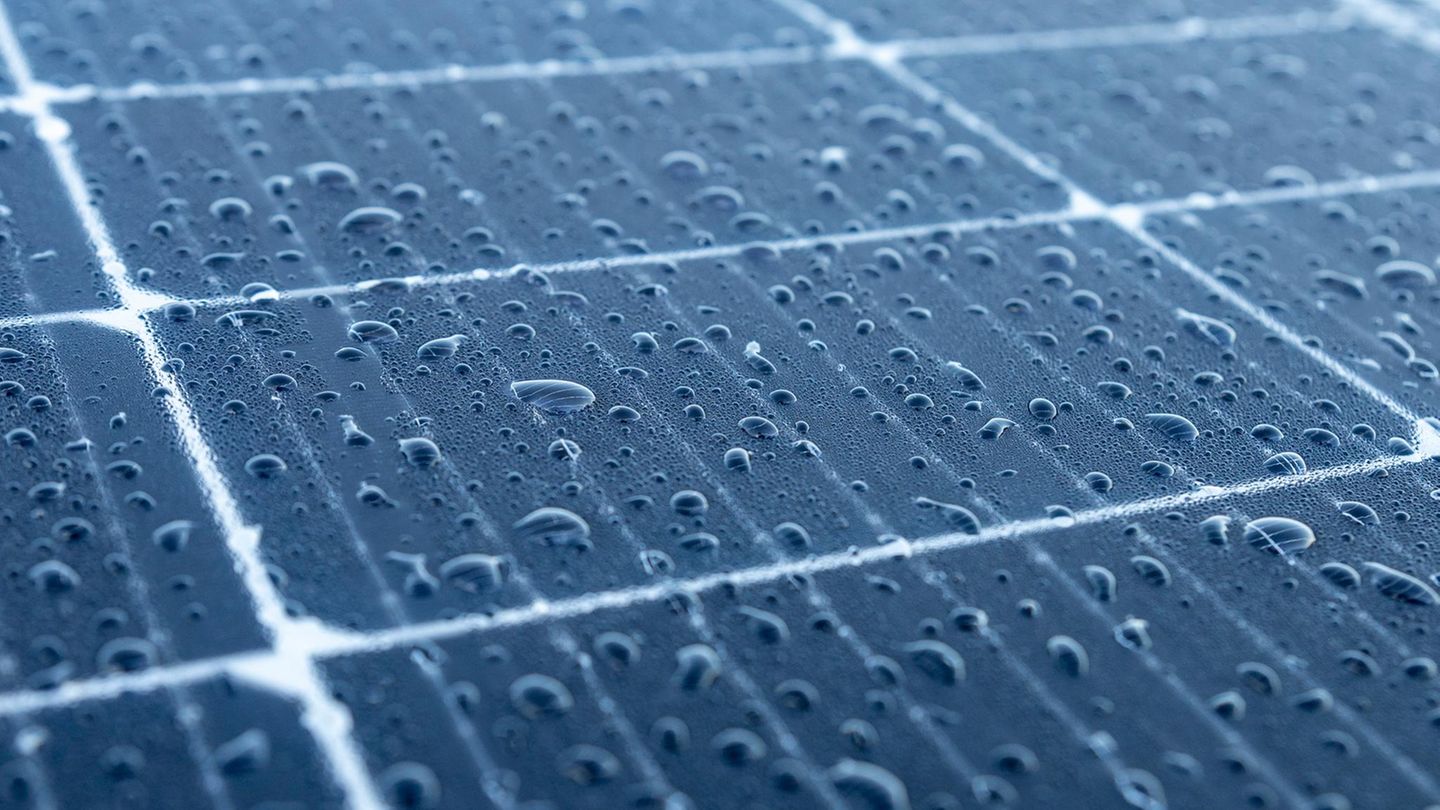 Regentropfen auf einem Solarpanel