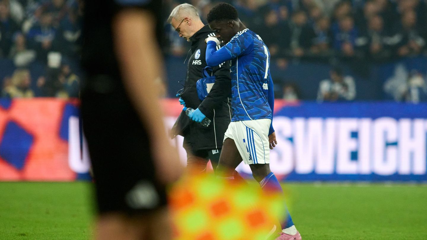 Christian Gomis musste gegen Darmstadt verletzt vom Platz. Foto: Bernd Thissen/dpa