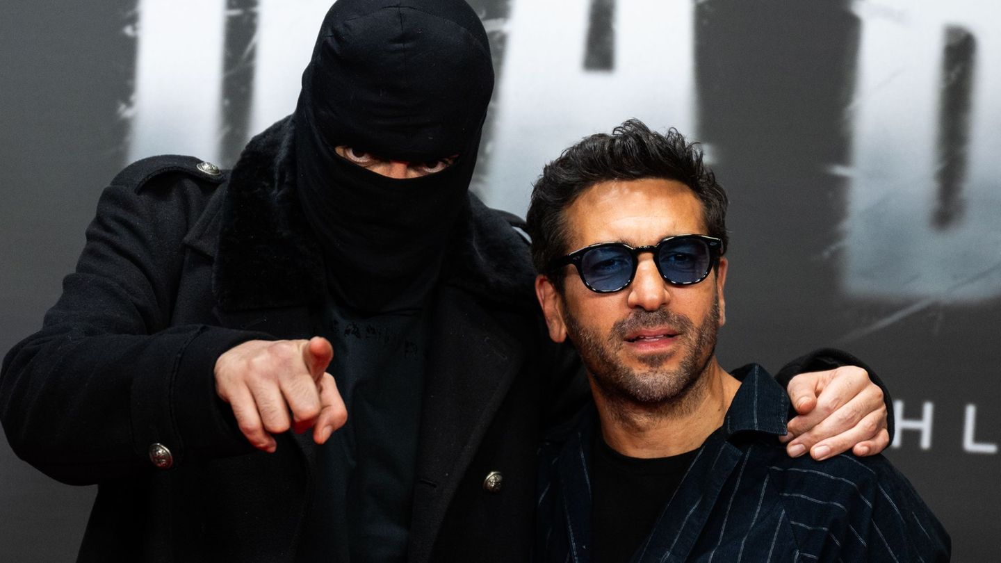 Der Rapper Haftbefehl (links) ist ein Fan großer Posen - hier bei der einer Vorführung zu seiner Dokumentation gemeinsam mit Ely Der Rapper Haftbefehl (links) ist ein Fan großer Posen - hier bei der einer Vorführung zu seiner Dokumentation gemeinsam mit Ely