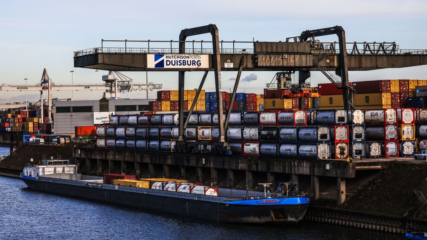 Am Duisburger Hafen werden Container verladen - der Binnenhafen ist als Umschlagplatz wichtig für Nordrhein-Westfalens Industrie