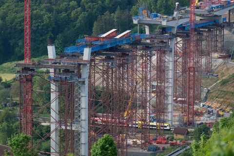 Die Staatsanwaltschaft ermittelt nach einem Arbeitsunfall mit drei Toten gegen einen Kranführer wegen fahrlässiger Tötung. (Arch