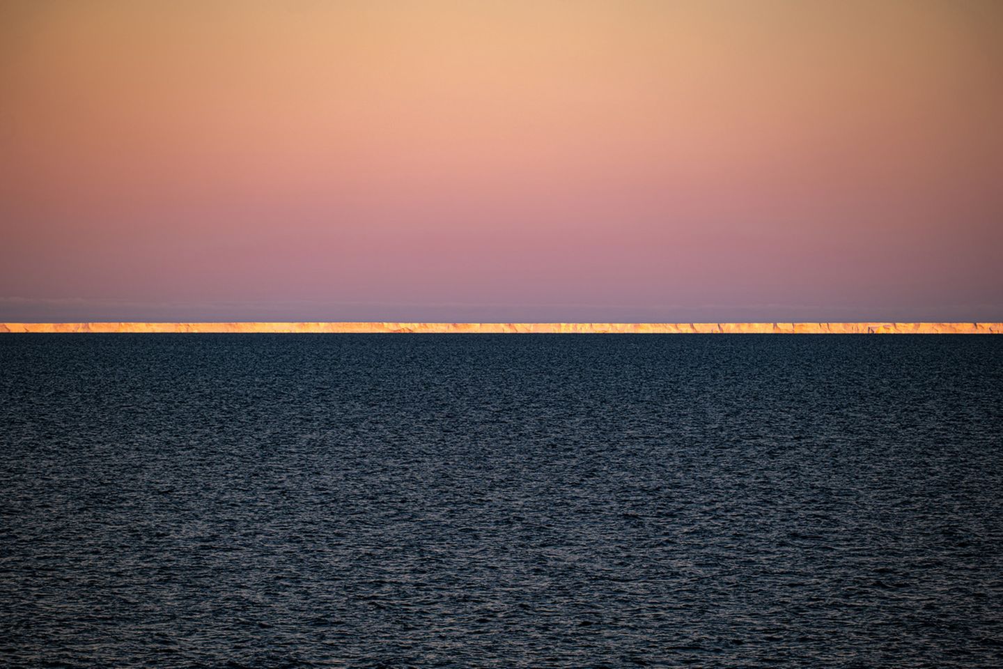 Goldenes Licht auf dem Rand des Shackleton-Schelfeises in der Ostantarktis Goldenes Licht auf dem Rand des Shackleton-Schelfeises in der Ostantarktis