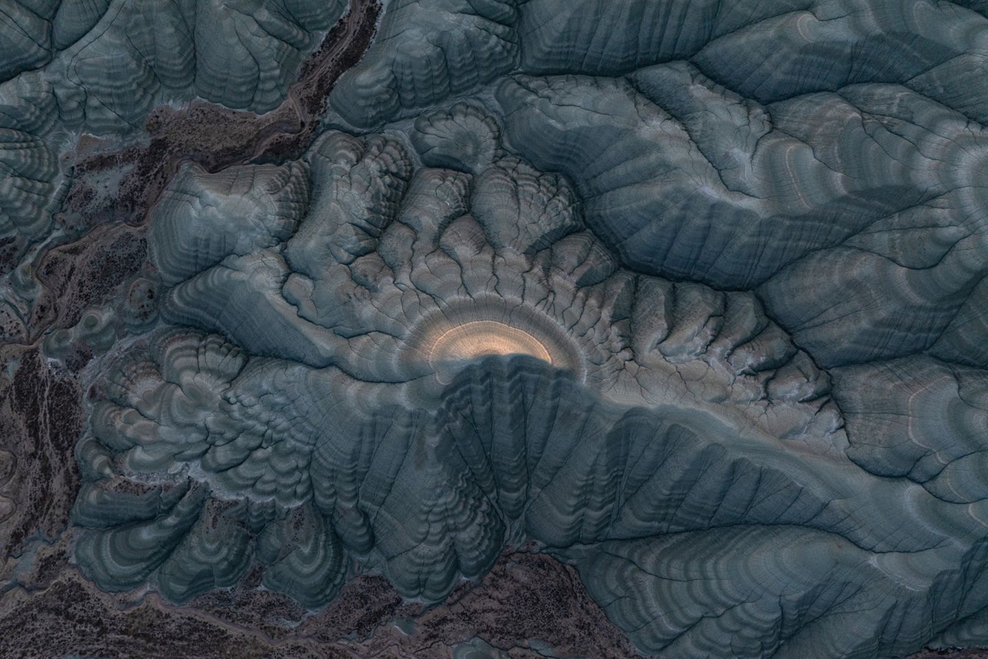 Geschichtetee Hänge des Kız Tepesi in der Türkei, welche geologische Schichten offenbaren Geschichtetee Hänge des Kız Tepesi in der Türkei, welche geologische Schichten offenbaren