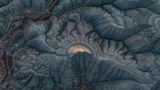 Geschichtetee Hänge des Kız Tepesi in der Türkei, welche geologische Schichten offenbaren Geschichtetee Hänge des Kız Tepesi in der Türkei, welche geologische Schichten offenbaren