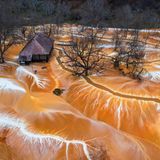 Ein ungarisches Dorf, welches von giftigem Schlamm einer Kupfermine überflutet wurde
