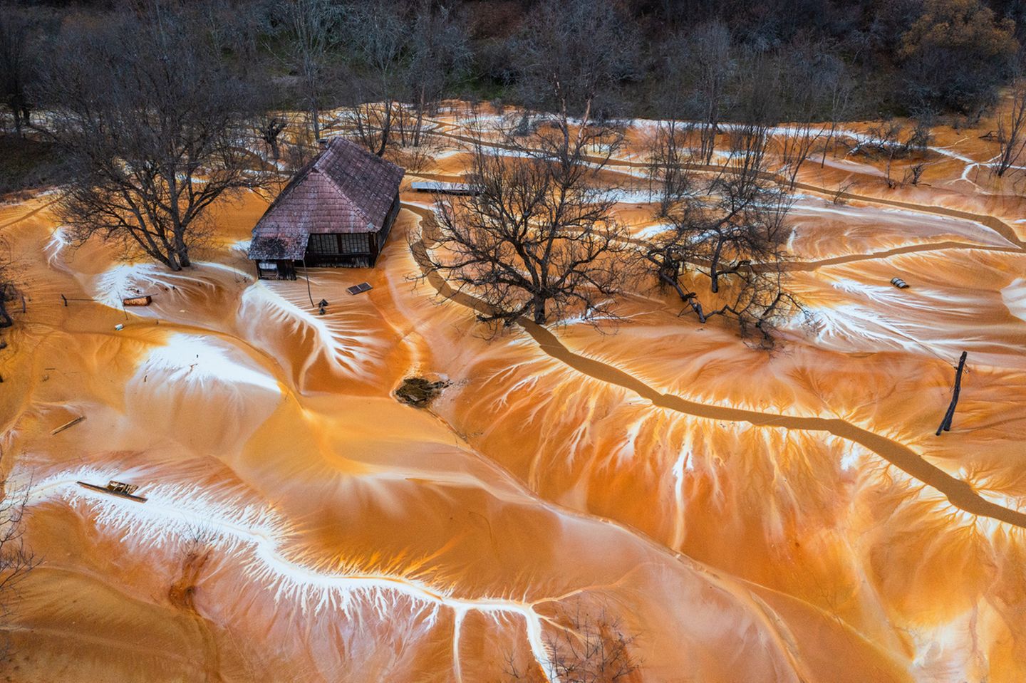 Ein ungarisches Dorf, welches von giftigem Schlamm einer Kupfermine überflutet wurde Ein ungarisches Dorf, welches von giftigem Schlamm einer Kupfermine überflutet wurde