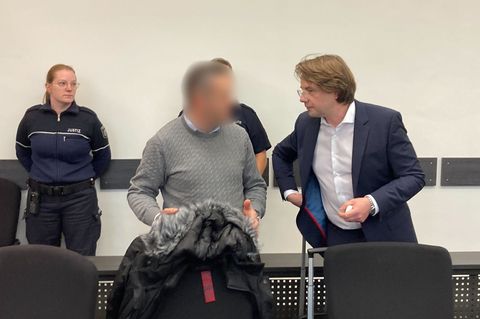 Der Angeklagte betritt mit seinem Anwalt Sebastian Thieme (r) den Gerichtssaal. Foto: Carsten Linnhoff/dpa