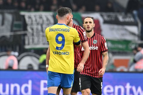 Erencan Yardimci von Eintracht Braunschweig fasst seinem Gegenspieler Boris Tomiak beim Derby gegen Hannover 96 mit beiden Hände
