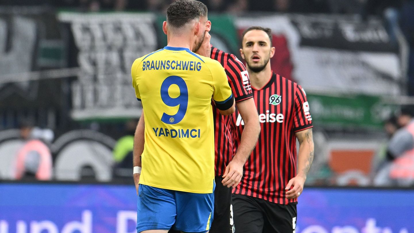 Erencan Yardimci von Eintracht Braunschweig fasst seinem Gegenspieler Boris Tomiak beim Derby gegen Hannover 96 mit beiden Hände Erencan Yardimci von Eintracht Braunschweig fasst seinem Gegenspieler Boris Tomiak beim Derby gegen Hannover 96 mit beiden Hände