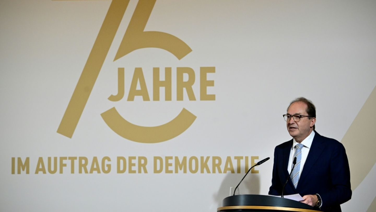 Minister Dobrindt bei Festakt