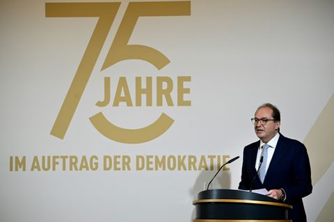 Minister Dobrindt bei Festakt