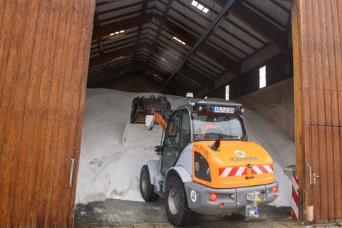 Ein Radlader der Straßenmeisterei Gardelegen kippt in einer Halle Straßensalz ab. Foto: Klaus-Dietmar Gabbert/dpa