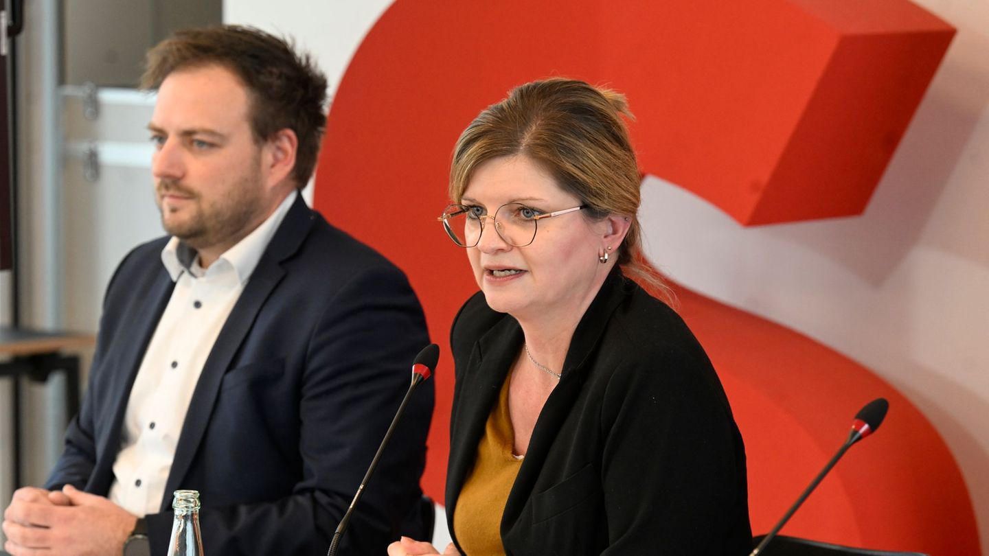 Die Parteichefin der SPD in Nordrhein-Westfalen, Sarah Philipp, und Generalsekretär Cordes stellen eine außergewöhnliche Kampagn Die Parteichefin der SPD in Nordrhein-Westfalen, Sarah Philipp, und Generalsekretär Cordes stellen eine außergewöhnliche Kampagn