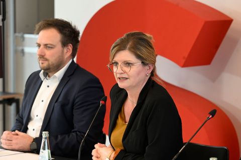 Die Parteichefin der SPD in Nordrhein-Westfalen, Sarah Philipp, und Generalsekretär Cordes stellen eine außergewöhnliche Kampagn