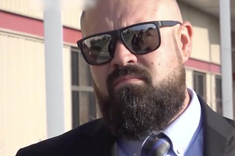 Familienvater bewirbt sich um das Amt des Sheriffs – trotz Mordanklage Aaron Spencer vor einer Gerichtsverhandlung mit Sonnenbrille und ernster Mine.