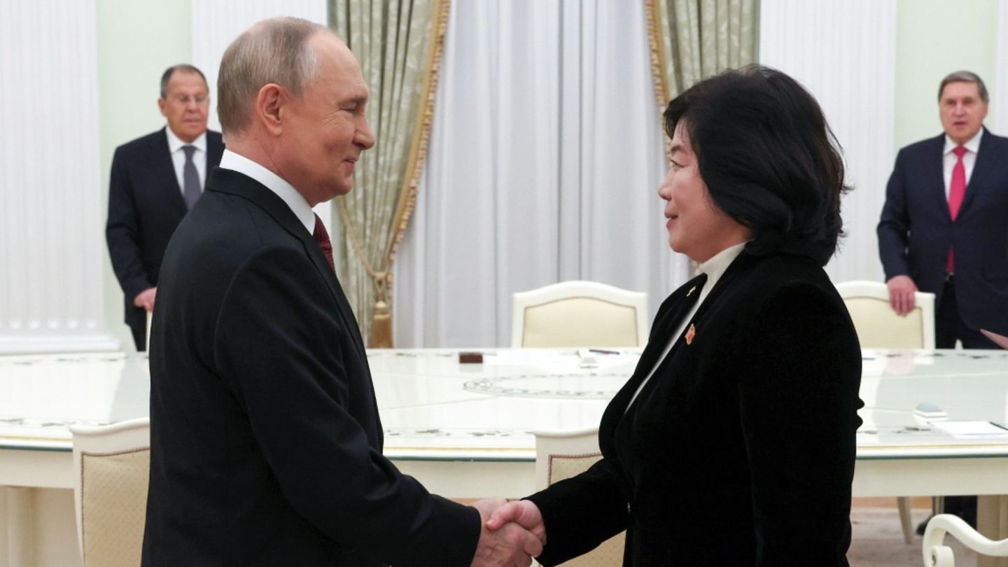 Putin empängt Nordkoreas Außenministerin Hui im Kreml Putin empängt Nordkoreas Außenministerin Hui im Kreml
