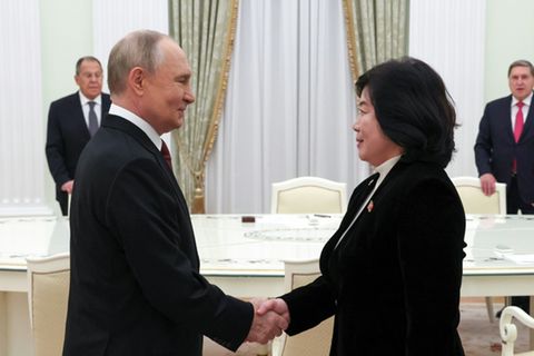 Putin empängt Nordkoreas Außenministerin Hui im Kreml