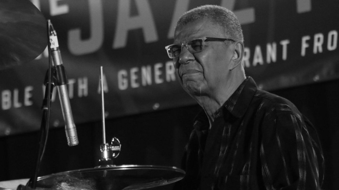 Jack DeJohnette im August 2018 während eines Auftritts in New York City. Jack DeJohnette im August 2018 während eines Auftritts in New York City.