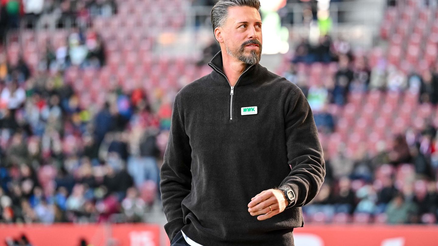 Augsburg Trainer Sandro Wagner will im Pokal wieder Grund zur Freude haben. Foto: Harry Langer/dpa