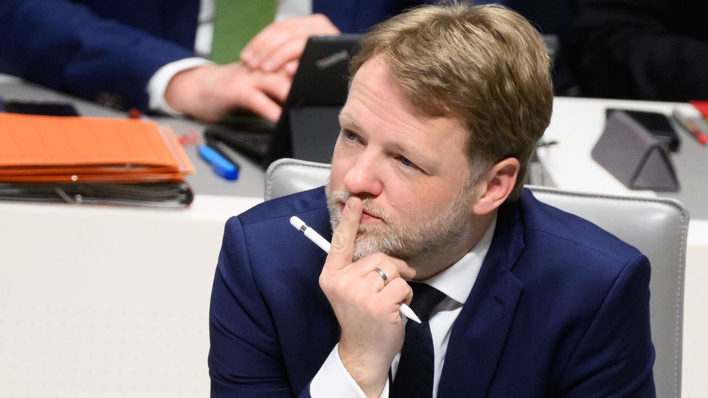 Niedersachsens Finanzminister Heere erwartet für 2025 und 2026 kaum zusätzlichen Spielraum für Mehrausgaben. (Archivbild) Foto: