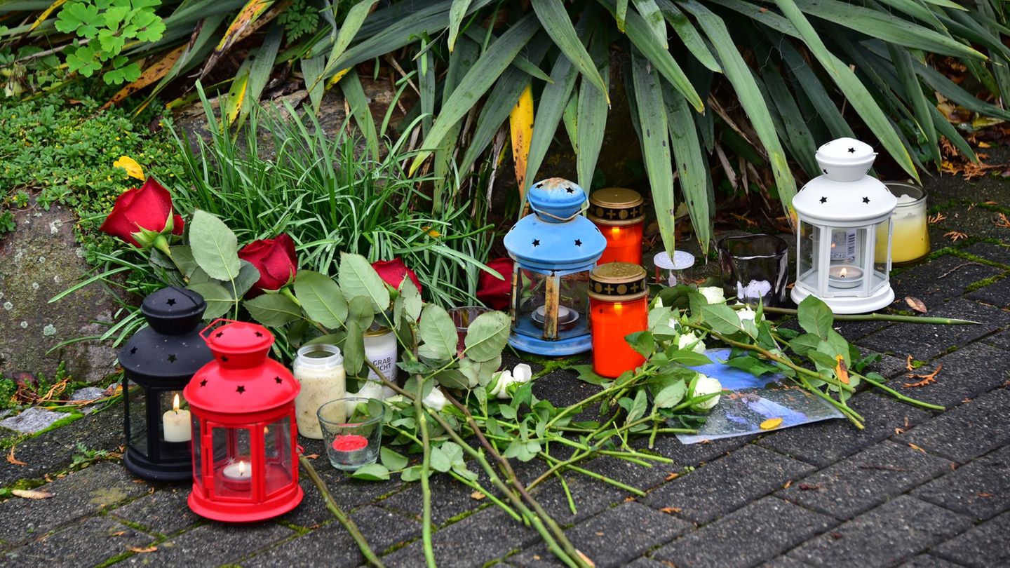 Nach dem Fund von drei toten Mitgliedern einer Familie laufen die Ermittlungen zu den Hintergründen der Tat. Die Staatsanwaltsch Nach dem Fund von drei toten Mitgliedern einer Familie laufen die Ermittlungen zu den Hintergründen der Tat. Die Staatsanwaltsch