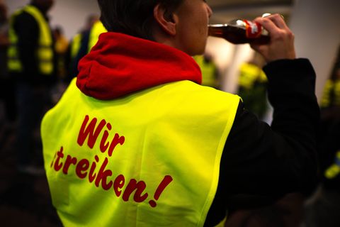Im Zuge von Tarifverhandlungen wurde an den Coca-Cola-Standorten Weimar und Halle zeitweise die Arbeit niedergelegt. Foto: Sina