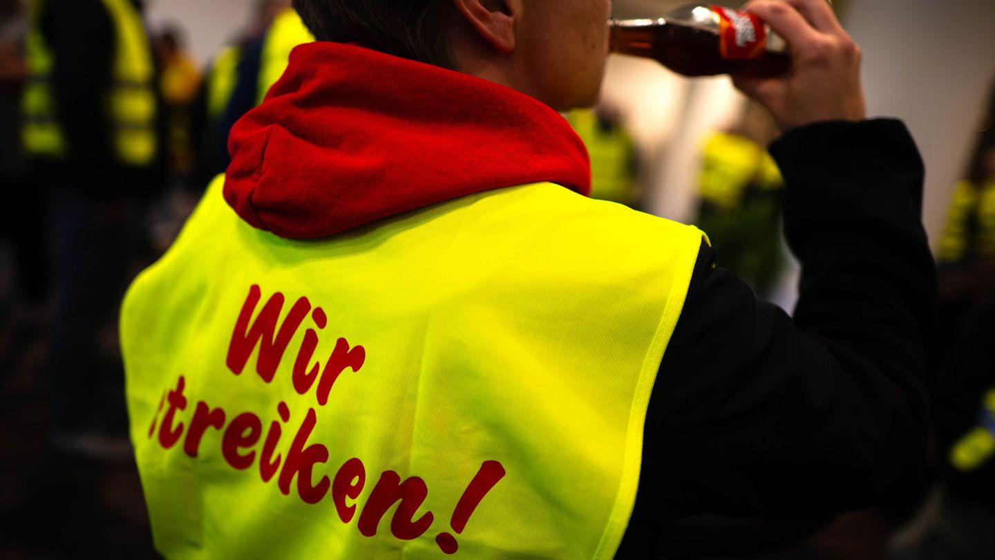 Im Zuge von Tarifverhandlungen wurde an den Coca-Cola-Standorten Weimar und Halle zeitweise die Arbeit niedergelegt. Foto: Sina  Im Zuge von Tarifverhandlungen wurde an den Coca-Cola-Standorten Weimar und Halle zeitweise die Arbeit niedergelegt. Foto: Sina