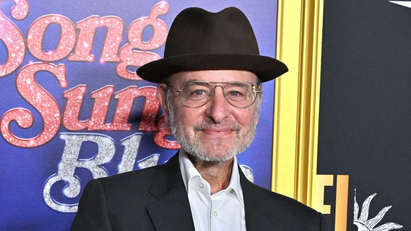 "Succession"-Star Fisher Stevens wohnt jetzt in London. "Succession"-Star Fisher Stevens wohnt jetzt in London.