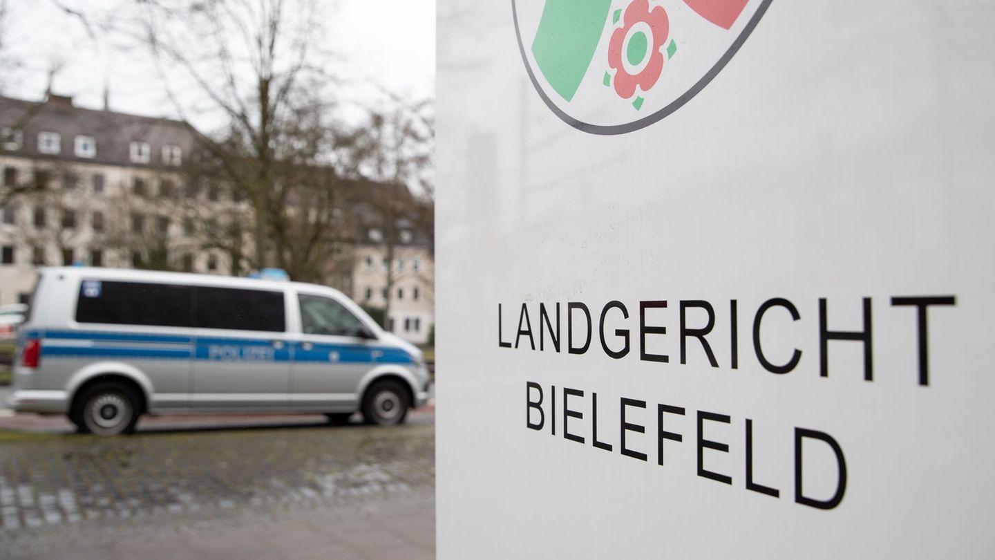 Im Prozess um den mutmaßlichen Mord an seiner Ehefrau hat der Angeklagte eine andere Version der Tatnacht geschildert: Er sei zu Im Prozess um den mutmaßlichen Mord an seiner Ehefrau hat der Angeklagte eine andere Version der Tatnacht geschildert: Er sei zu