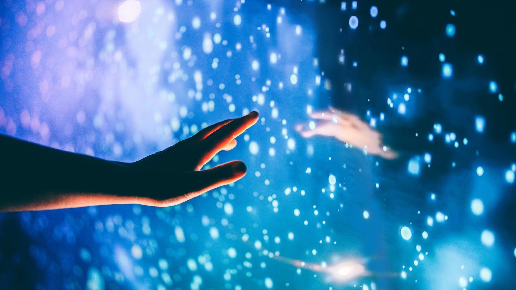 Eine Hand sucht Kontakt zur Hand eines Geistes (Symbilbild Tod).