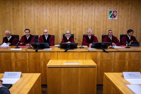 Die Verfassungsrichter des Landes Nordrhein-Westfalen um Präsidentin Barbara Dauner-Lieb (M.) verhandeln zum Thema Kommunalfinan