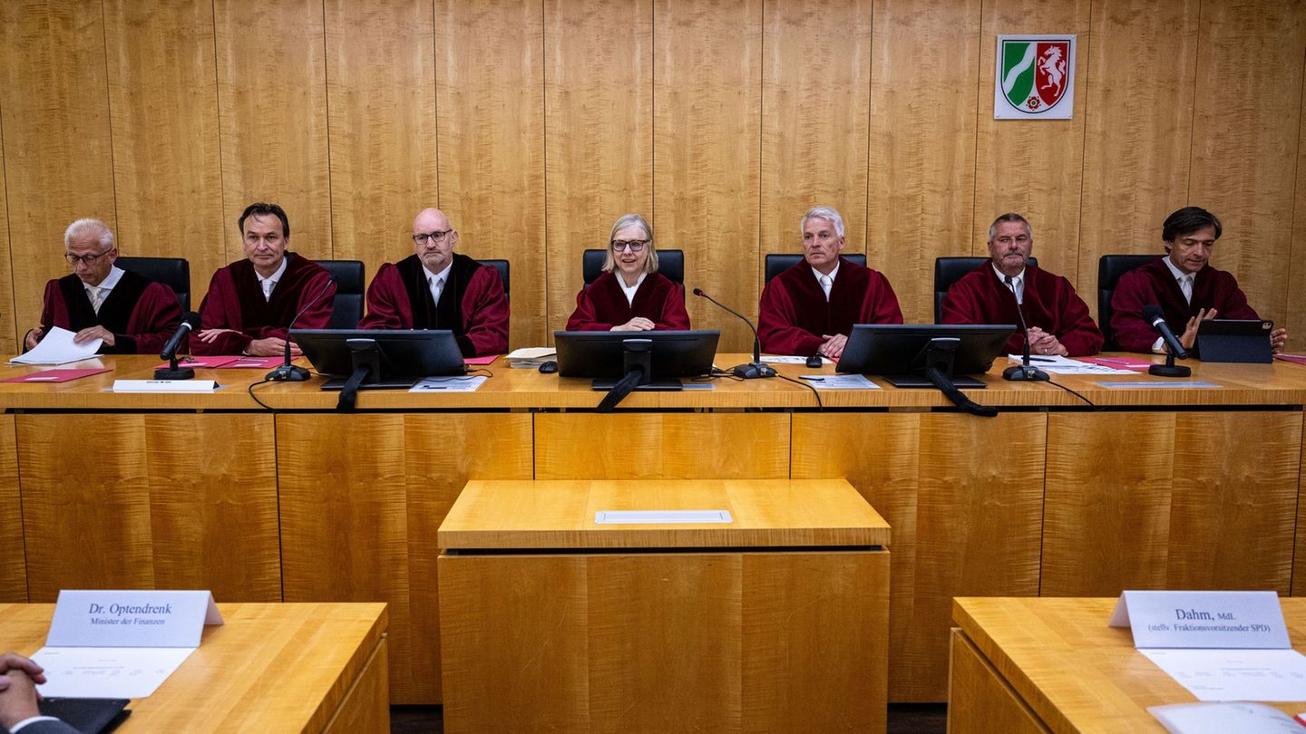 Die Verfassungsrichter des Landes Nordrhein-Westfalen um Präsidentin Barbara Dauner-Lieb (M.) verhandeln zum Thema Kommunalfinan Die Verfassungsrichter des Landes Nordrhein-Westfalen um Präsidentin Barbara Dauner-Lieb (M.) verhandeln zum Thema Kommunalfinan