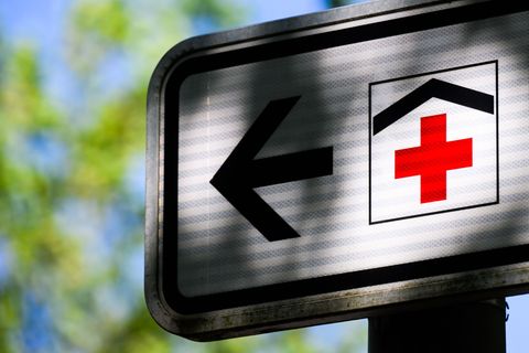 Der 76-Jährige wurde noch auf dem Gelände der Klinik gefunden. (Symbolbild) Foto: Julian Stratenschulte/dpa/dpa-tmn