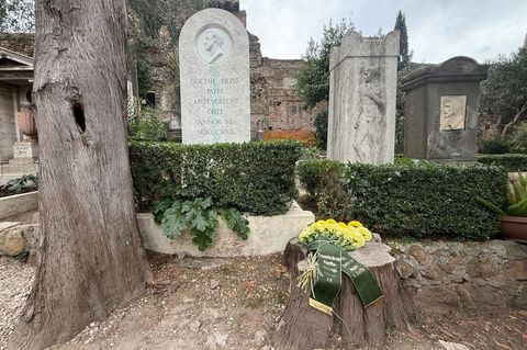 Das Grab von Goethes Sohn August in Rom wurde zum 195. Todestag restauriert - aber sein Vorname fehlt immer noch. Foto: Christop