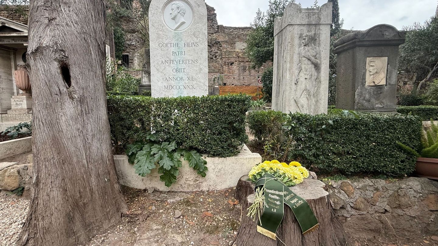 Das Grab von Goethes Sohn August in Rom wurde zum 195. Todestag restauriert - aber sein Vorname fehlt immer noch. Foto: Christop Das Grab von Goethes Sohn August in Rom wurde zum 195. Todestag restauriert - aber sein Vorname fehlt immer noch. Foto: Christop
