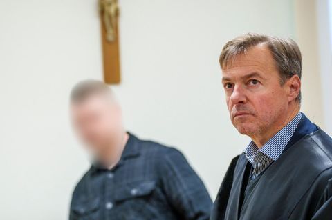 Polizist Alzenau Der Angeklagte Polizist (l) und Frank Kumpolt, Anwalt des Angeklagten, kommen in den Gerichtssaal
