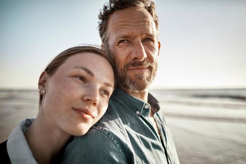 Trauer: Vater und Tochter stehen am Strand Trauer: Vater und Tochter stehen am Strand
