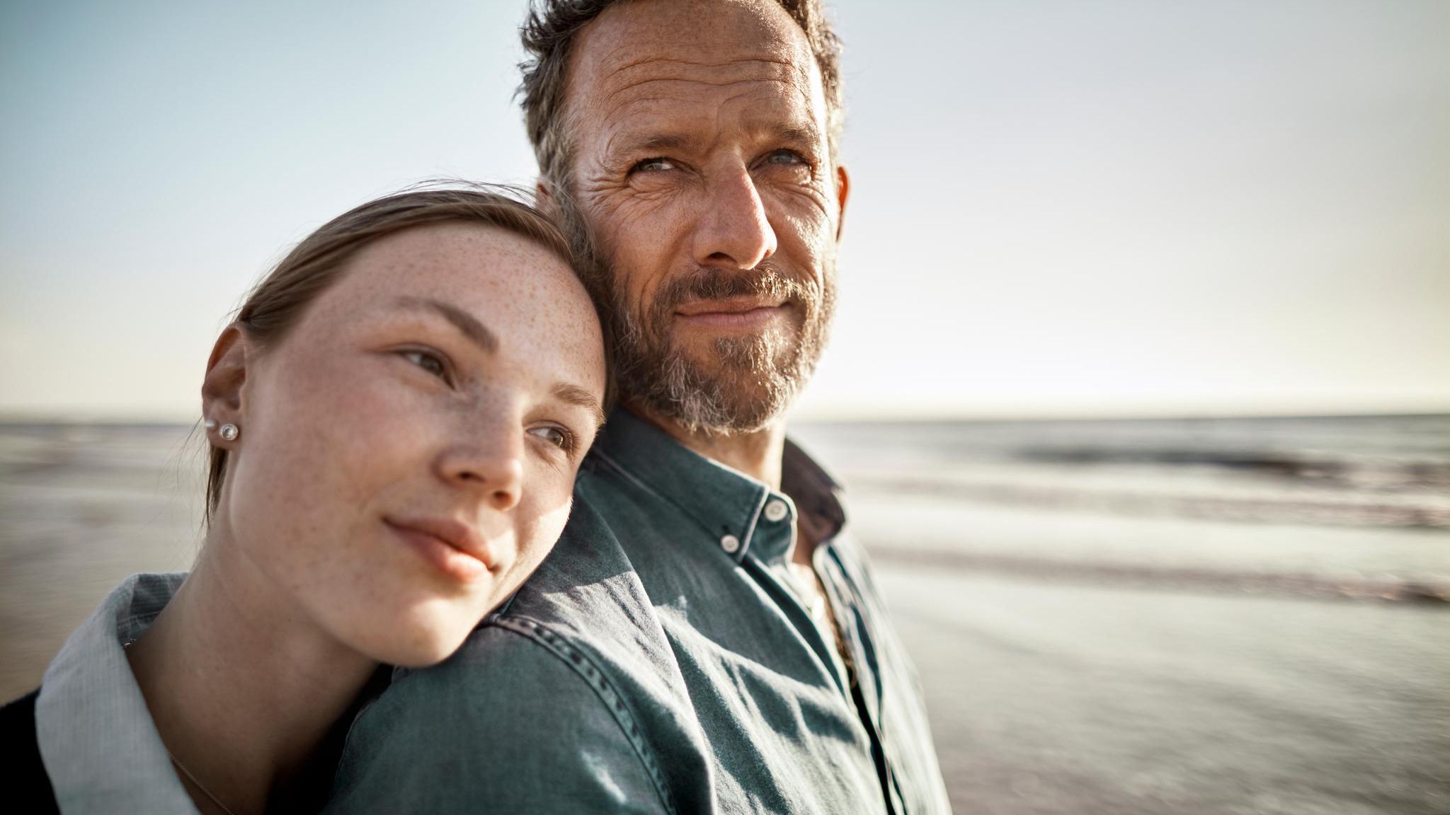 Trauer: Vater und Tochter stehen am Strand Trauer: Vater und Tochter stehen am Strand