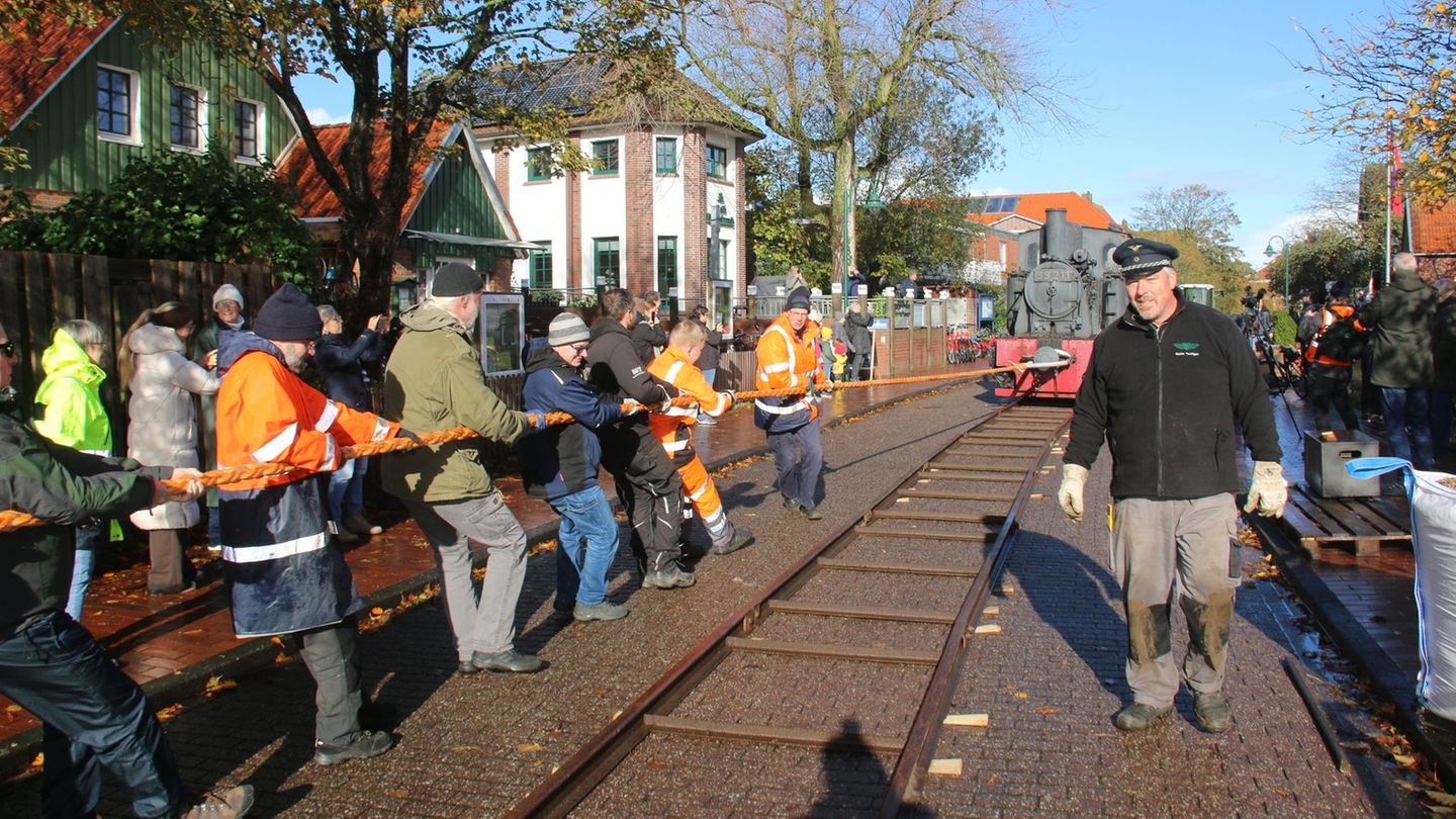 Für den ungewöhnlichen Transport durchs Inseldorf war Muskelkraft gefragt. Foto: Peter Kuchenbuch-Hanken/dpa
